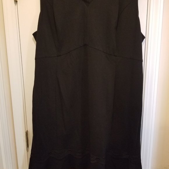 Sleeveless Black Dress - Picture 4 of 6